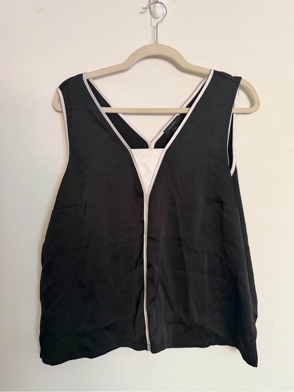 Halogen Black and White Sleeveless V-Neck Blouse